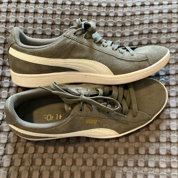 Ladies pumas - Picture 1 of 6